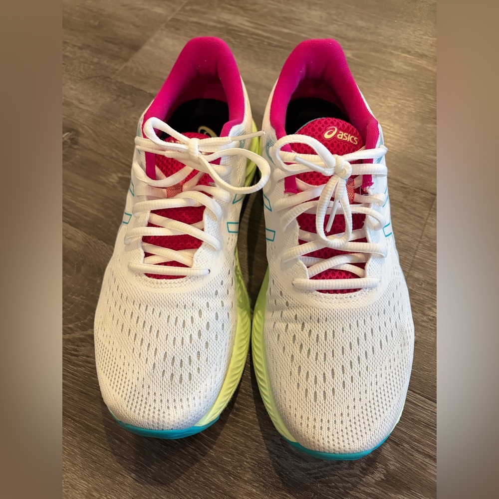 Asics Gel-Excite 8 with Amplifoam Size 9.5 / EU 41.5